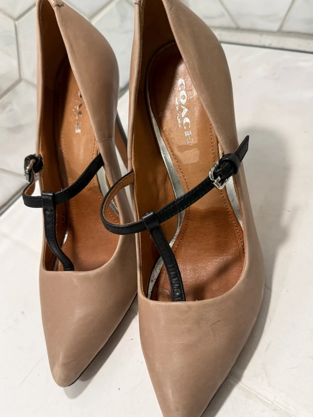 Coach Fulton T Strap Taupe Leather Stiletto Pumps Shoes Sz 5.5 Black Accent